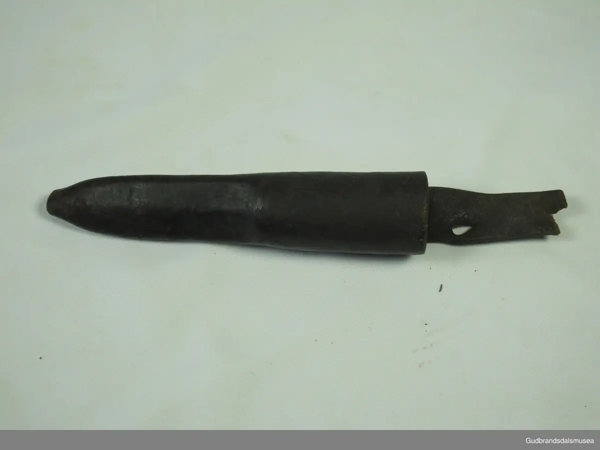 Knivskaft til slirekniv laget av valbjørk. Skaftet har hull til tangen, men knivbladet er borte.