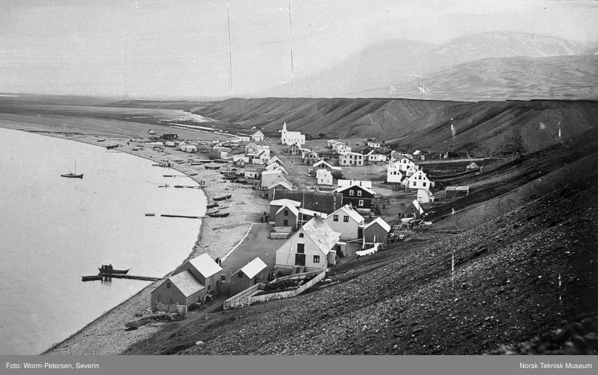 Tettsted ved en fjord på Island