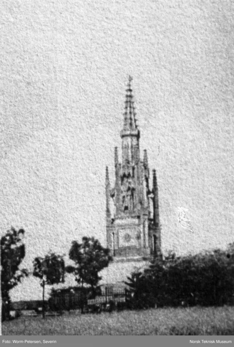 Kirke og minnesmerker