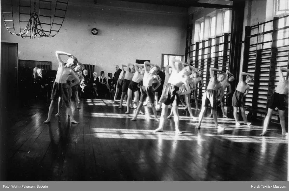 Kroppsøvning i gymsal