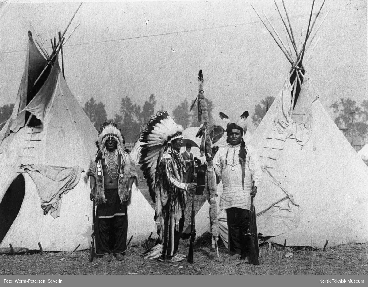 Indianerhøvdinger utenfor tipi