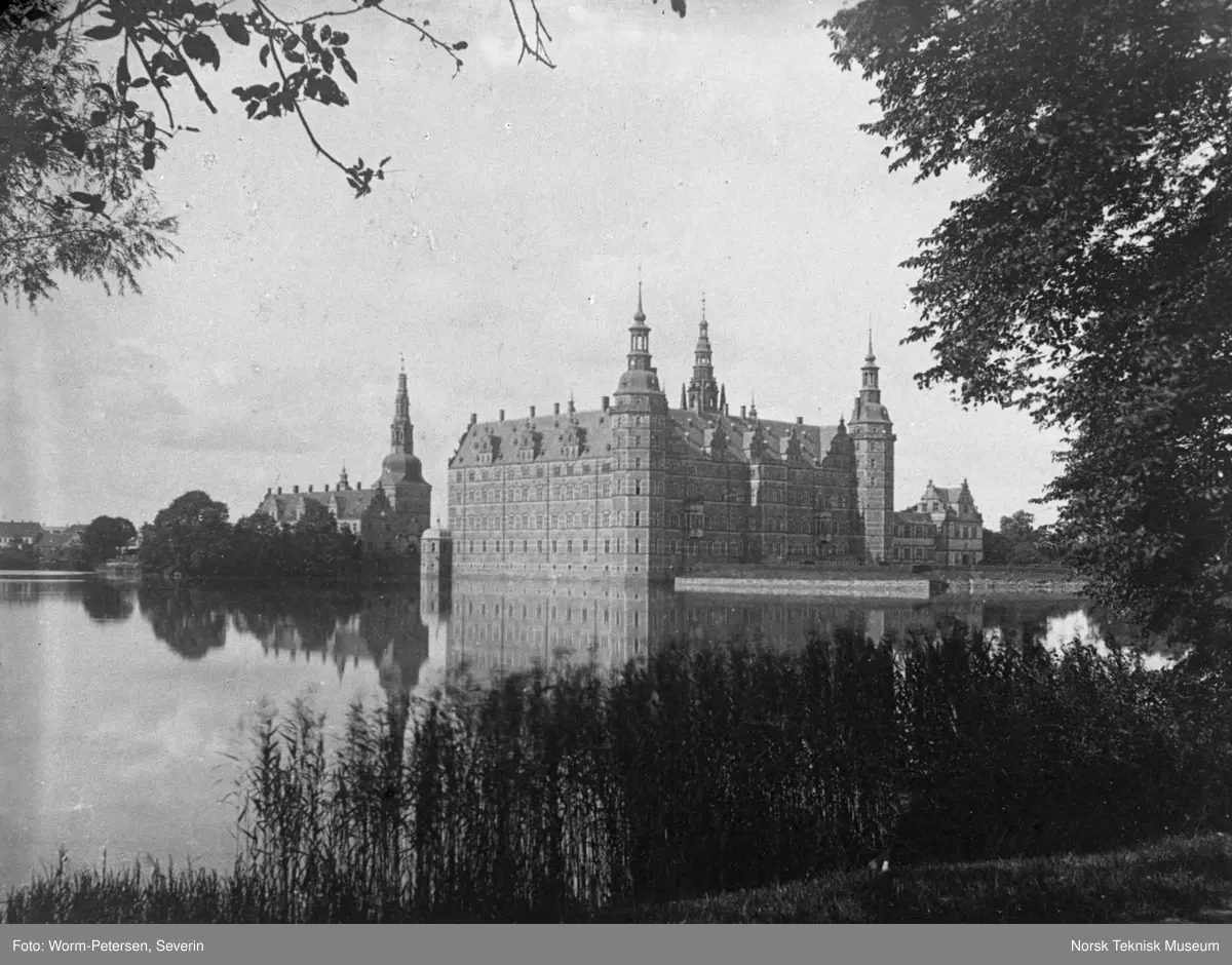 To slott, Storbritannia