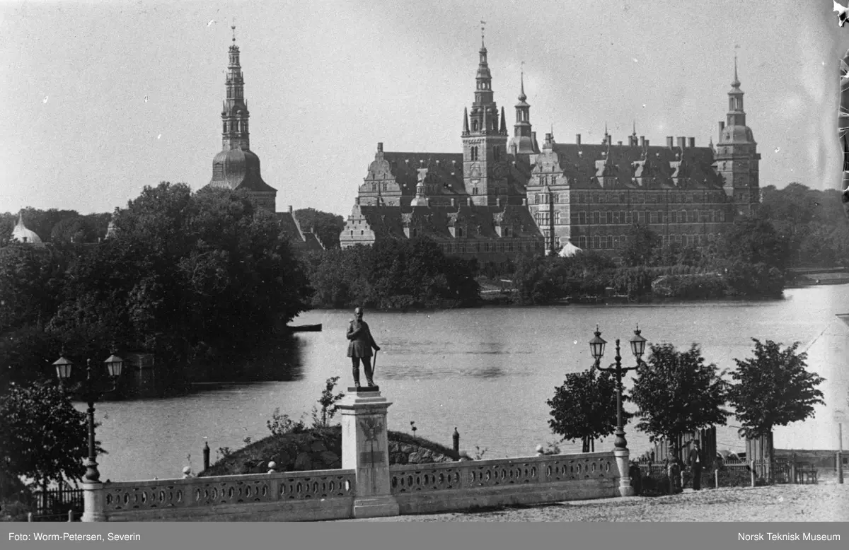 To slott, Storbritannia