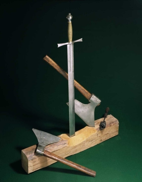 Ståløks med treskaft. Eggen ender øverst i en spiss vinkel, nederst er den mer tverr.