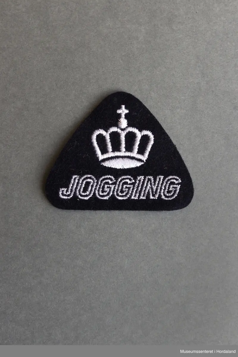 Strykemerke "Jogging" til klede produsert på Salhus Tricotagefabrik utanfor Bergen.