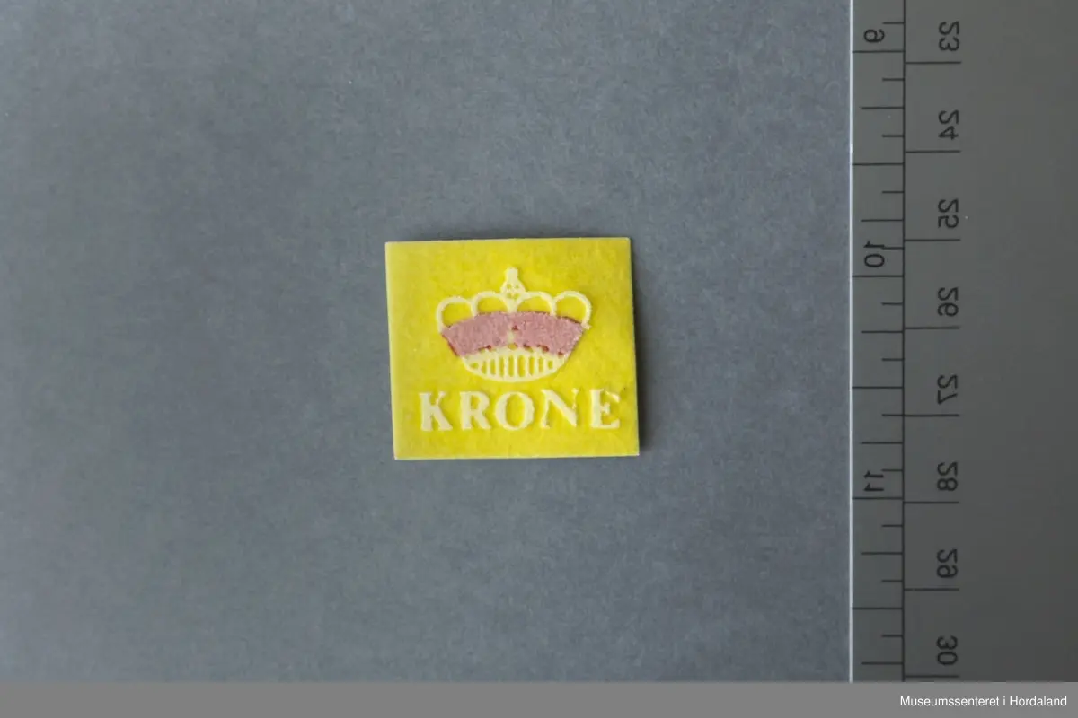 Strykemerke "Jogging" til klede produsert på Salhus Tricotagefabrik utanfor Bergen.