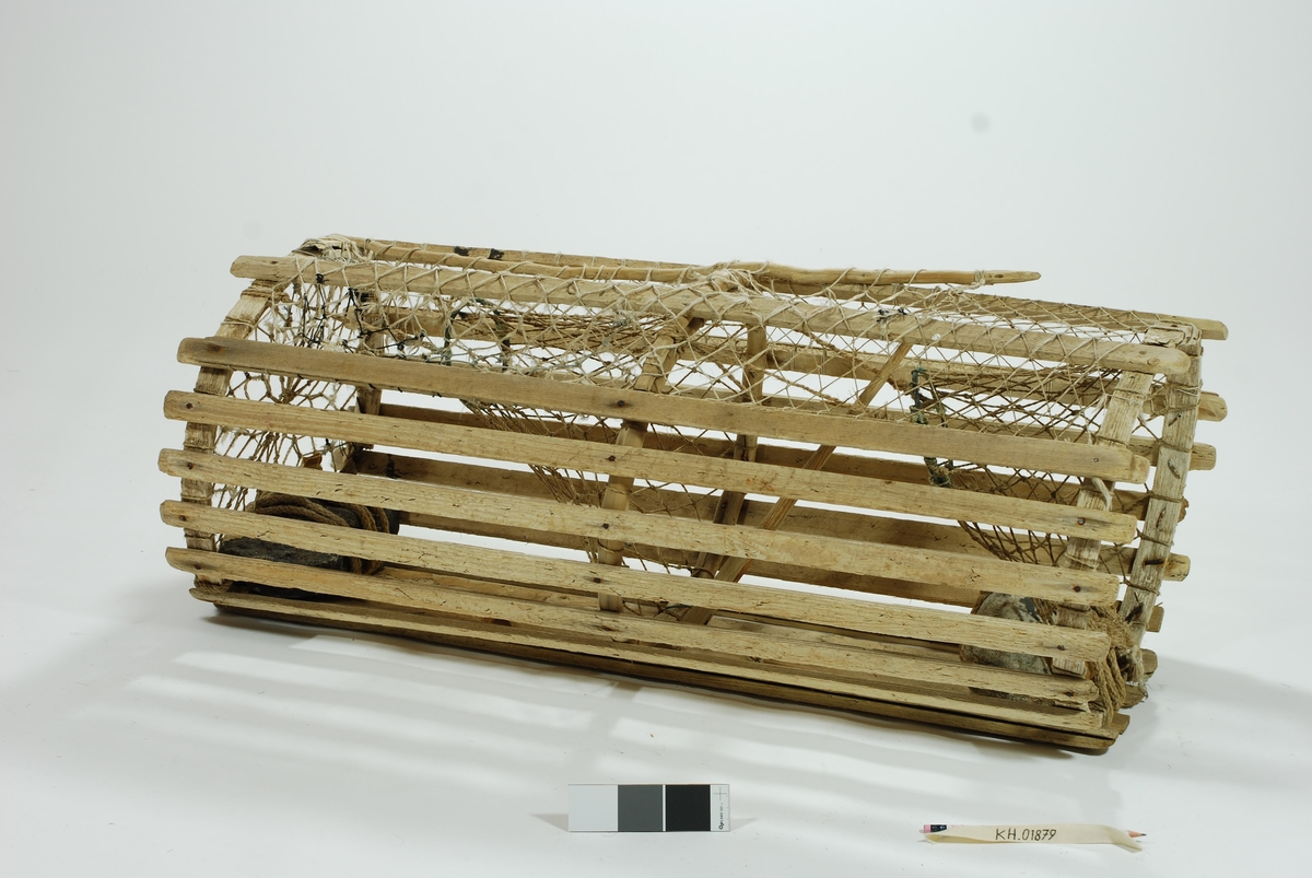 Moderat stor sylindrisk tene med en inngang i kortsiden. Kombinasjon av sprøtt- og vartene. Midterste gjordering av ener, de to ytterste trolig av ek. Har fangstkammer. Begge kalver (både ytterkalv og blindkalv) har sylindriske ringer. Kokostau benyttet i garnbusen i lokkeåpningen , fibrene meget slitt. Egenprodusert garn innsatt med linolje?, blir mer bestandig og stivere. En ekstra lekt spikret utenpå den listen hvor garnbuset er festet. Agnspyd i tre. Tradisjonell lukkeåpning med garn og håndsnittet tverrpinne/ lukkepinne som er ekstremt lang. Ekstra meier i bunnen for stabilitet ved bunnleie. Sikre spor etter tjæring/barking, men meget slitt. Synkesten av granitt. Skrapsten bundet fast med gresstau.  Ved kalveåpningen i enden synkesten av rullesten. Bundet fast med gresstau. Gummi/ regntøy-lerret mellom sten og garnbus for å hindre slitasje. Garnbusen flere steder bøtet på. Benyttet sort syntetisk tau. Spikerne rustet. Endel modifikasjon/reparasjon ved slitasje/skader.