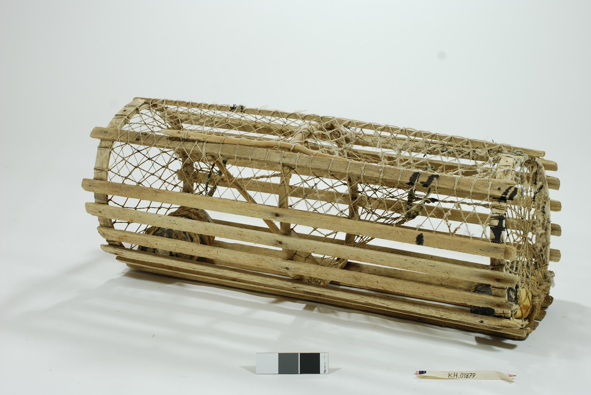 Moderat stor sylindrisk tene med en inngang i kortsiden. Kombinasjon av sprøtt- og vartene. Midterste gjordering av ener, de to ytterste trolig av ek. Har fangstkammer. Begge kalver (både ytterkalv og blindkalv) har sylindriske ringer. Kokostau benyttet i garnbusen i lokkeåpningen , fibrene meget slitt. Egenprodusert garn innsatt med linolje?, blir mer bestandig og stivere. En ekstra lekt spikret utenpå den listen hvor garnbuset er festet. Agnspyd i tre. Tradisjonell lukkeåpning med garn og håndsnittet tverrpinne/ lukkepinne som er ekstremt lang. Ekstra meier i bunnen for stabilitet ved bunnleie. Sikre spor etter tjæring/barking, men meget slitt. Synkesten av granitt. Skrapsten bundet fast med gresstau.  Ved kalveåpningen i enden synkesten av rullesten. Bundet fast med gresstau. Gummi/ regntøy-lerret mellom sten og garnbus for å hindre slitasje. Garnbusen flere steder bøtet på. Benyttet sort syntetisk tau. Spikerne rustet. Endel modifikasjon/reparasjon ved slitasje/skader.