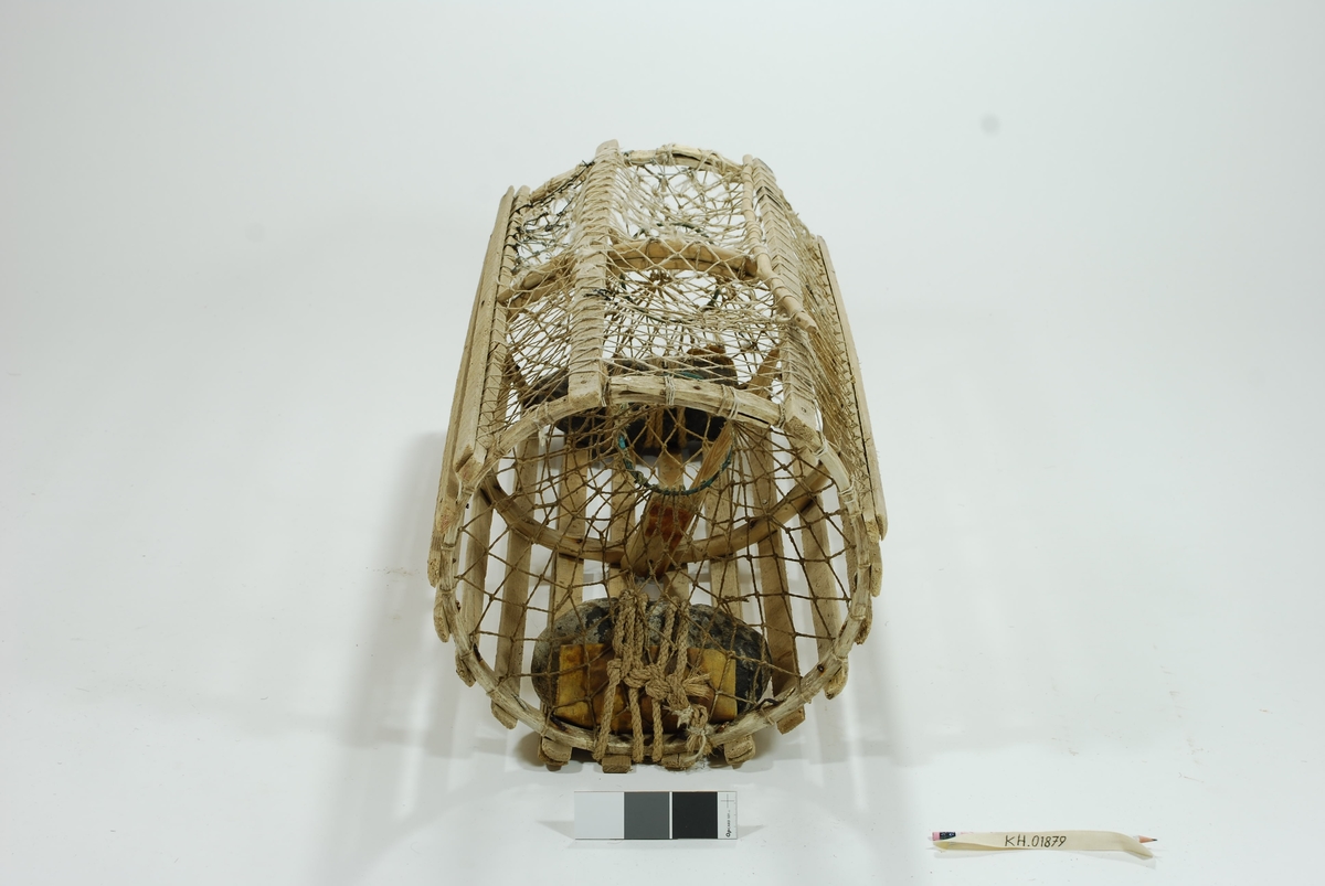 Moderat stor sylindrisk tene med en inngang i kortsiden. Kombinasjon av sprøtt- og vartene. Midterste gjordering av ener, de to ytterste trolig av ek. Har fangstkammer. Begge kalver (både ytterkalv og blindkalv) har sylindriske ringer. Kokostau benyttet i garnbusen i lokkeåpningen , fibrene meget slitt. Egenprodusert garn innsatt med linolje?, blir mer bestandig og stivere. En ekstra lekt spikret utenpå den listen hvor garnbuset er festet. Agnspyd i tre. Tradisjonell lukkeåpning med garn og håndsnittet tverrpinne/ lukkepinne som er ekstremt lang. Ekstra meier i bunnen for stabilitet ved bunnleie. Sikre spor etter tjæring/barking, men meget slitt. Synkesten av granitt. Skrapsten bundet fast med gresstau.  Ved kalveåpningen i enden synkesten av rullesten. Bundet fast med gresstau. Gummi/ regntøy-lerret mellom sten og garnbus for å hindre slitasje. Garnbusen flere steder bøtet på. Benyttet sort syntetisk tau. Spikerne rustet. Endel modifikasjon/reparasjon ved slitasje/skader.