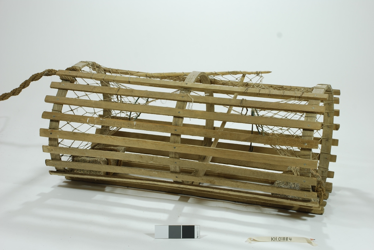 Sylindrisk, rund lektetene med inngang i kortsidene. Intet fangstkammer. Furulekter med eketremeier nederst. Gjorder i ek. 
Hjemmespunnet garnbus, kokostau binder 2 tilhuggede stener som vekter. 
Agnspyd/matspett) av tre.
Gammel lukkepatent med garn og håndspikket pinne.

4 væler (inkl. glasskuler) med Tisler-familiens farger, langt gresstau. 4 væler, trolig fordi man brukte denne på dypere vann. 2 væler i tre, blå og hvite i fargen, avlange. Den ene har spiss ende og avrundede kanter. 
1 stk. tilnærmet rektangulær væle i kork. 
1 stk glassvæle. Nyere garn i syntetisk fiber rundt glasskule.

Lengste trevæle: 66x8. Korteste trevæle: 43x7. Korkvæle: 17,5x12. Omkrets glasskule: 42