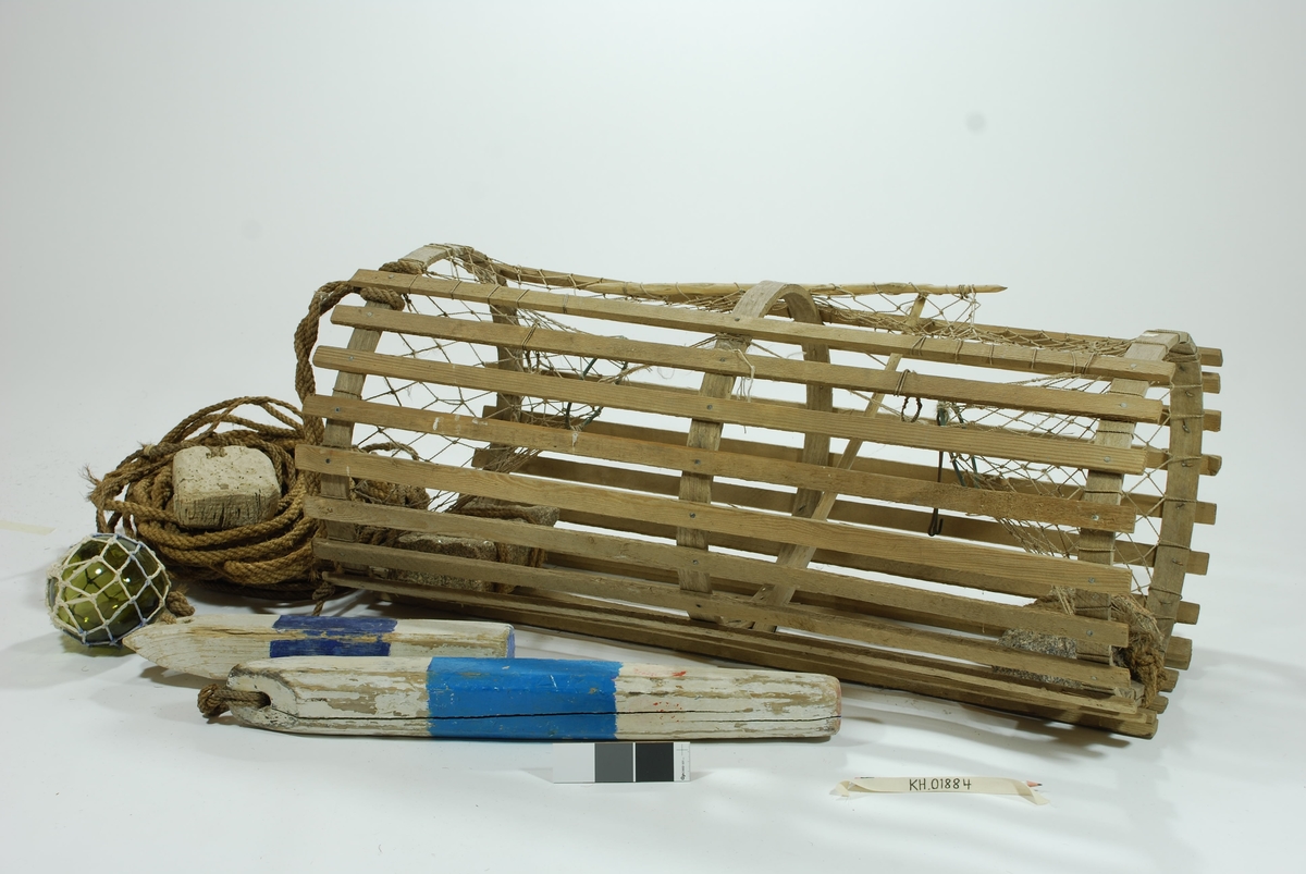 Sylindrisk, rund lektetene med inngang i kortsidene. Intet fangstkammer. Furulekter med eketremeier nederst. Gjorder i ek. 
Hjemmespunnet garnbus, kokostau binder 2 tilhuggede stener som vekter. 
Agnspyd/matspett) av tre.
Gammel lukkepatent med garn og håndspikket pinne.

4 væler (inkl. glasskuler) med Tisler-familiens farger, langt gresstau. 4 væler, trolig fordi man brukte denne på dypere vann. 2 væler i tre, blå og hvite i fargen, avlange. Den ene har spiss ende og avrundede kanter. 
1 stk. tilnærmet rektangulær væle i kork. 
1 stk glassvæle. Nyere garn i syntetisk fiber rundt glasskule.

Lengste trevæle: 66x8. Korteste trevæle: 43x7. Korkvæle: 17,5x12. Omkrets glasskule: 42