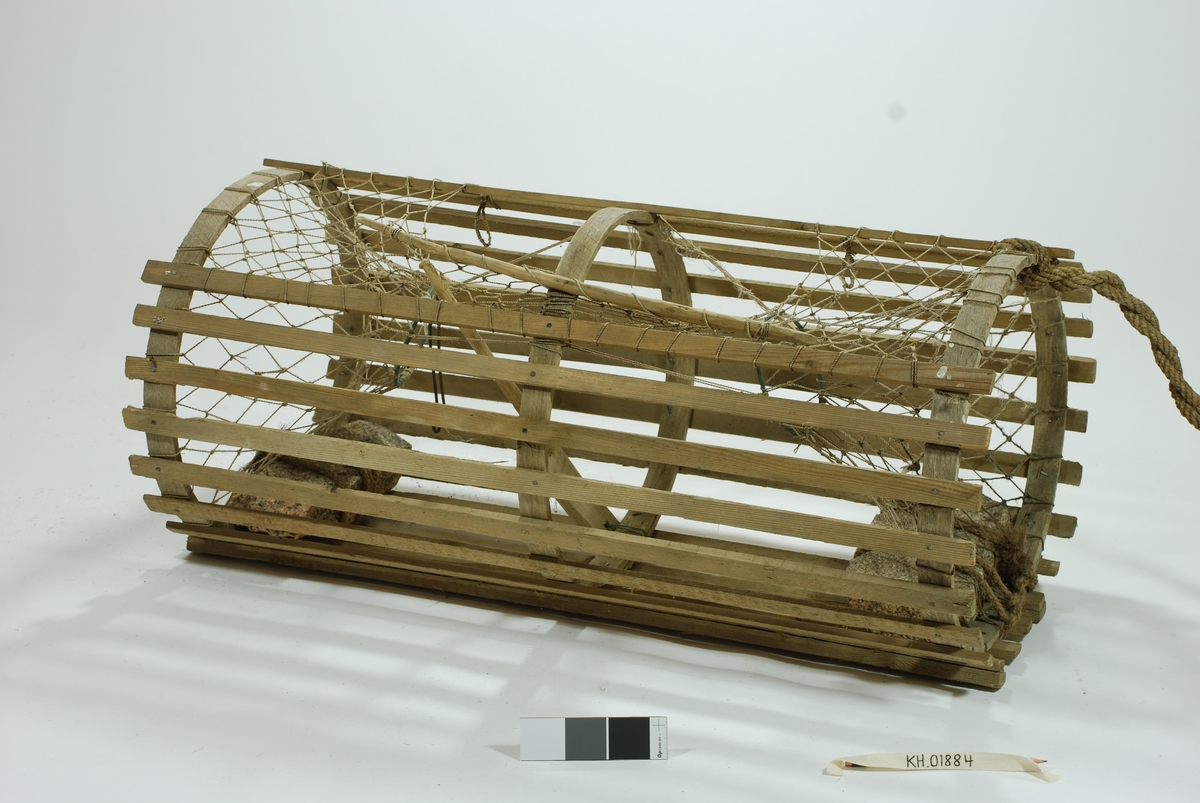 Sylindrisk, rund lektetene med inngang i kortsidene. Intet fangstkammer. Furulekter med eketremeier nederst. Gjorder i ek. 
Hjemmespunnet garnbus, kokostau binder 2 tilhuggede stener som vekter. 
Agnspyd/matspett) av tre.
Gammel lukkepatent med garn og håndspikket pinne.

4 væler (inkl. glasskuler) med Tisler-familiens farger, langt gresstau. 4 væler, trolig fordi man brukte denne på dypere vann. 2 væler i tre, blå og hvite i fargen, avlange. Den ene har spiss ende og avrundede kanter. 
1 stk. tilnærmet rektangulær væle i kork. 
1 stk glassvæle. Nyere garn i syntetisk fiber rundt glasskule.

Lengste trevæle: 66x8. Korteste trevæle: 43x7. Korkvæle: 17,5x12. Omkrets glasskule: 42