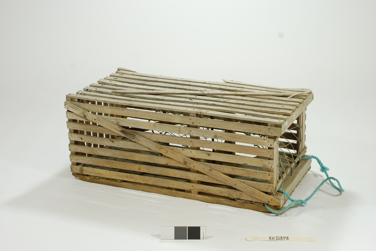 Middels stor firkantet krabbe-tene. Inngang i kortsiden. Ovale kalveringer. Dvs. stor bredde for å tilpasse krabbens form. Blindkalv inn til fangstkammer. fangstkammeret er større en forkammeret/ inngangen. Stramme kalver. Grovt garn, tette sprøtt og diagonale forsterkninger gir tena stor motstandskraft. Lokk bestående av fem lekter og med en diagonal forsterkning. Ingen låsemekansime. Betongvekter i hver ende, dekker hele bredden. S.SYVERSEN SKJÆRHALL. risset inn i betongen. Agnspydet er festet bak en bøyd spiker på toppen. Hanefot i blått nylontau.