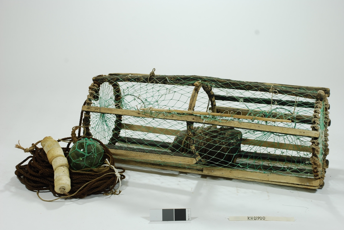 Asymmetrisk form (oval form da midterste gjorde har større diameter enn de to yttterste). Midtre gjorde er lagd av bøyd ener-kvist, mens de andre er av grove jernringer, som er polstret med lerretstoff og hampetau for å minske slitasjen. En inngang på hver langside, intet fangstkammer. De originale horisontale lektene er bundet fast til metallgjordene (slisset inn spor) med tau. Lekter spikret fast i midterste gjord med nongalvaniserte spiker. Flere av lektene er forsterket med doble lekter. Kalveringer i metall, antagelig kobber. Den originale rammen har vært tjærebredd. Hjemmespunnet garn av grønt nylontau, med enkelte bøtinger/reparasjoner. Agnfeste bestående av to tautråder med knute-anordning. Gammeldags lokkepatent med garn og håndspikket pinne som festes i to tauløkker kravialt. En synkesten i granitt er plassert over midtre gjord. Festet med tau. To små lekter er plassert på hver sin side av midterste gjord, på tvers av lengderetningen, i bunnen av tena for å legge synkestenen oppå. Gresstau med dælt og glasskule. Dælten består av seks ringer i kork.