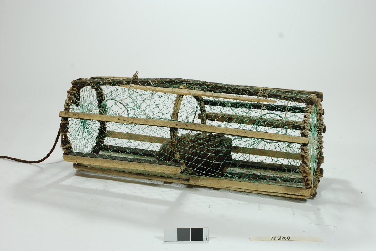 Asymmetrisk form (oval form da midterste gjorde har større diameter enn de to yttterste). Midtre gjorde er lagd av bøyd ener-kvist, mens de andre er av grove jernringer, som er polstret med lerretstoff og hampetau for å minske slitasjen. En inngang på hver langside, intet fangstkammer. De originale horisontale lektene er bundet fast til metallgjordene (slisset inn spor) med tau. Lekter spikret fast i midterste gjord med nongalvaniserte spiker. Flere av lektene er forsterket med doble lekter. Kalveringer i metall, antagelig kobber. Den originale rammen har vært tjærebredd. Hjemmespunnet garn av grønt nylontau, med enkelte bøtinger/reparasjoner. Agnfeste bestående av to tautråder med knute-anordning. Gammeldags lokkepatent med garn og håndspikket pinne som festes i to tauløkker kravialt. En synkesten i granitt er plassert over midtre gjord. Festet med tau. To små lekter er plassert på hver sin side av midterste gjord, på tvers av lengderetningen, i bunnen av tena for å legge synkestenen oppå. Gresstau med dælt og glasskule. Dælten består av seks ringer i kork.