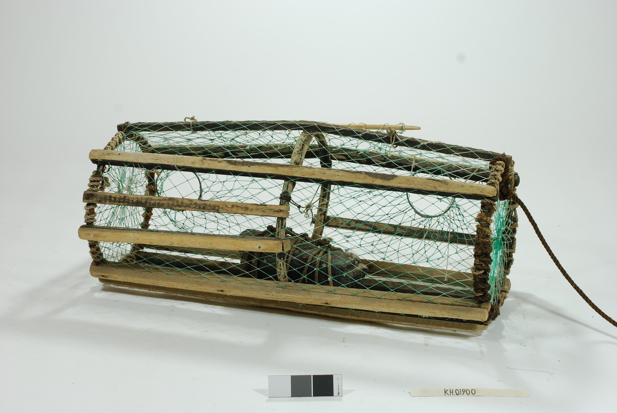 Asymmetrisk form (oval form da midterste gjorde har større diameter enn de to yttterste). Midtre gjorde er lagd av bøyd ener-kvist, mens de andre er av grove jernringer, som er polstret med lerretstoff og hampetau for å minske slitasjen. En inngang på hver langside, intet fangstkammer. De originale horisontale lektene er bundet fast til metallgjordene (slisset inn spor) med tau. Lekter spikret fast i midterste gjord med nongalvaniserte spiker. Flere av lektene er forsterket med doble lekter. Kalveringer i metall, antagelig kobber. Den originale rammen har vært tjærebredd. Hjemmespunnet garn av grønt nylontau, med enkelte bøtinger/reparasjoner. Agnfeste bestående av to tautråder med knute-anordning. Gammeldags lokkepatent med garn og håndspikket pinne som festes i to tauløkker kravialt. En synkesten i granitt er plassert over midtre gjord. Festet med tau. To små lekter er plassert på hver sin side av midterste gjord, på tvers av lengderetningen, i bunnen av tena for å legge synkestenen oppå. Gresstau med dælt og glasskule. Dælten består av seks ringer i kork.