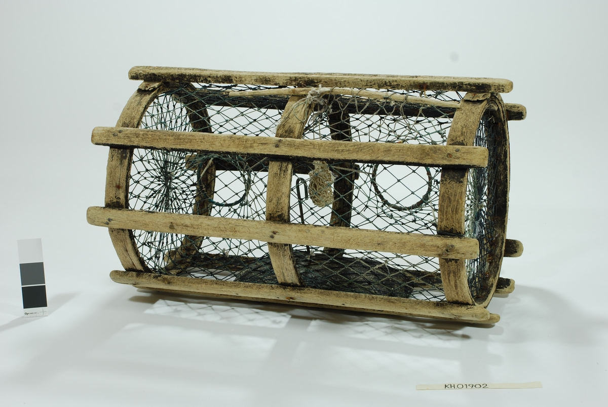 Liten sylindrisk tene med rammeverk av eketre kledd med nylon-garn. Hele konstruksjonen har vært tjæret. Ekegjorder og ekelekter. To sideinnganger, intet fangstkammer. Agnspyd av metall, men er også supplert med en agnpose av garn (tydeligvis av mer yngre dato).
"Gammeldags" lukkepatent med garn og håndspikket pinne.

Garnkledning og kalver i samme syntetisk tau (nylon). Kalveringer i bronse. Agnspyd i bøyd bronsestang. Festet i betonghelle på midten. Garnkledning lagt over betonghella.