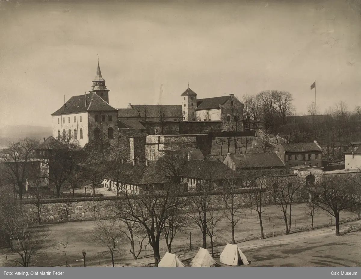 Akershus slott og festning, festningsmur, port, bro, festningsplass, telt