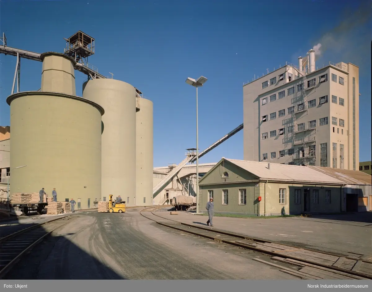 Fullgjødselfabrikk og siloanlegg.