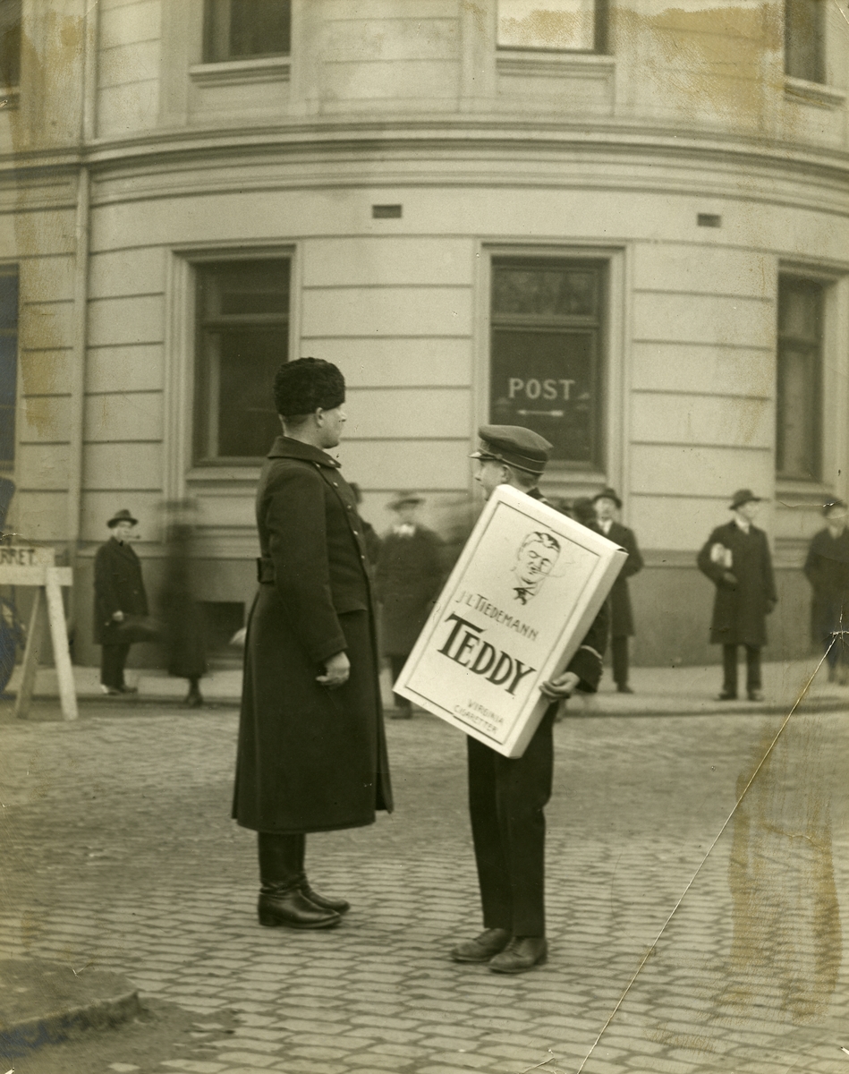 Reklamefoto for Tiedemanns Teddy sigaretter.