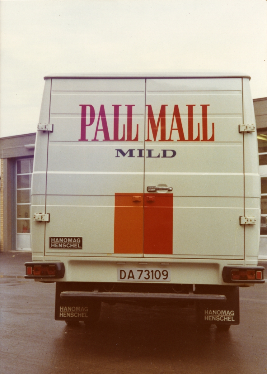 Varebil med reklame for Pall Mall sigaretter.