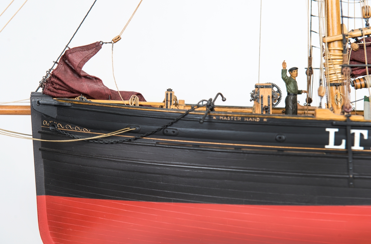 Modell i skala 1:25,4 av kuttern MASTERHAND. Modellen är en exakt kopia av originalet som byggdes 1920 i England. Detaljerna i skutans inre är utförda med like stor omsorg som de ovan däck. Allt finns på plats, från den lilla spiskroken i kabyssen till skepparens rakspegel ovanför kaminen. Erik Swartberg som byggde modellen berättar: Tre år tog det från kölen till vimpeln i toppen. Men då satt jag ofta uppslukad från åtta på morgonen till två på natten.
