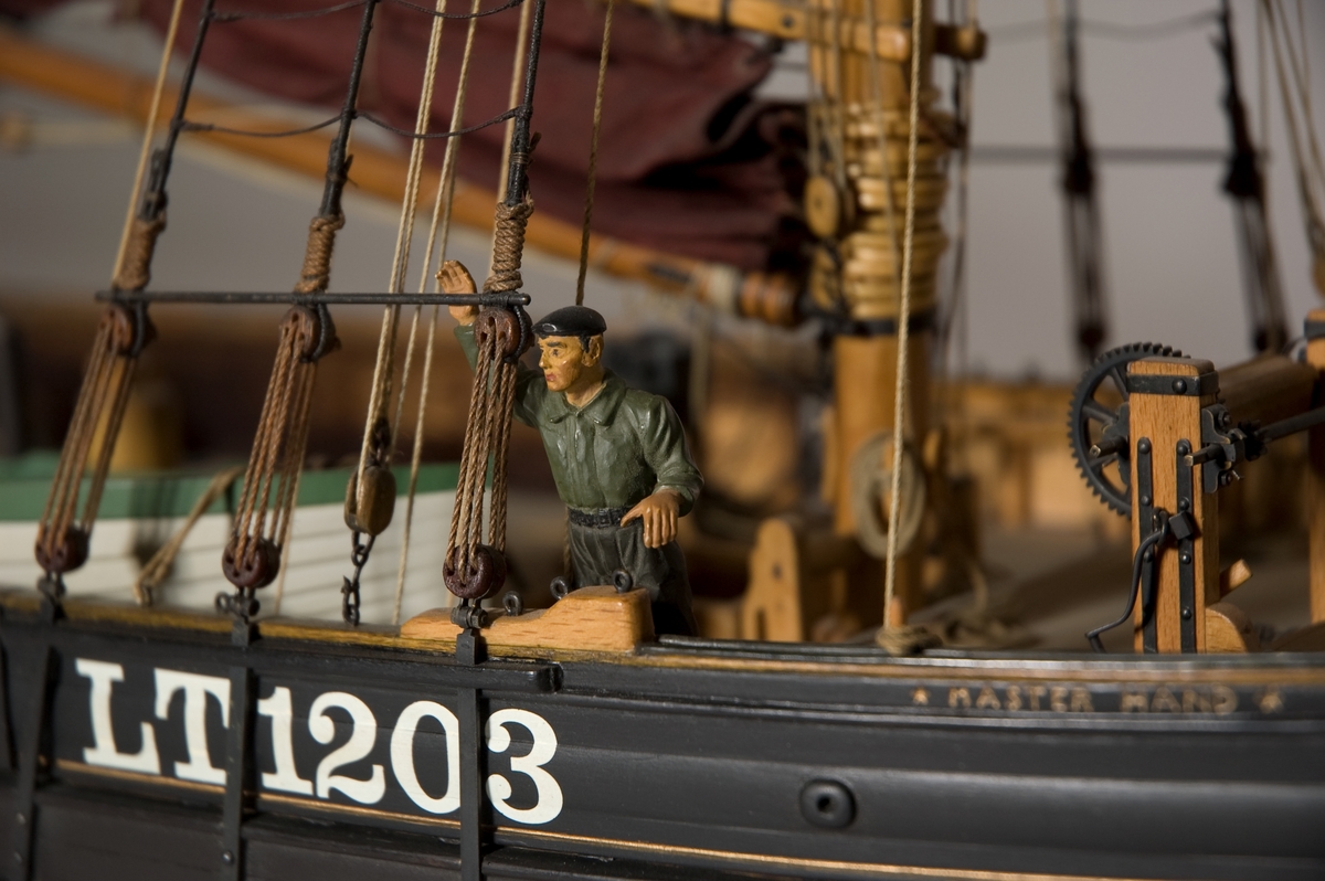 Modell i skala 1:25,4 av kuttern MASTERHAND. Modellen är en exakt kopia av originalet som byggdes 1920 i England. Detaljerna i skutans inre är utförda med like stor omsorg som de ovan däck. Allt finns på plats, från den lilla spiskroken i kabyssen till skepparens rakspegel ovanför kaminen. Erik Swartberg som byggde modellen berättar: Tre år tog det från kölen till vimpeln i toppen. Men då satt jag ofta uppslukad från åtta på morgonen till två på natten.