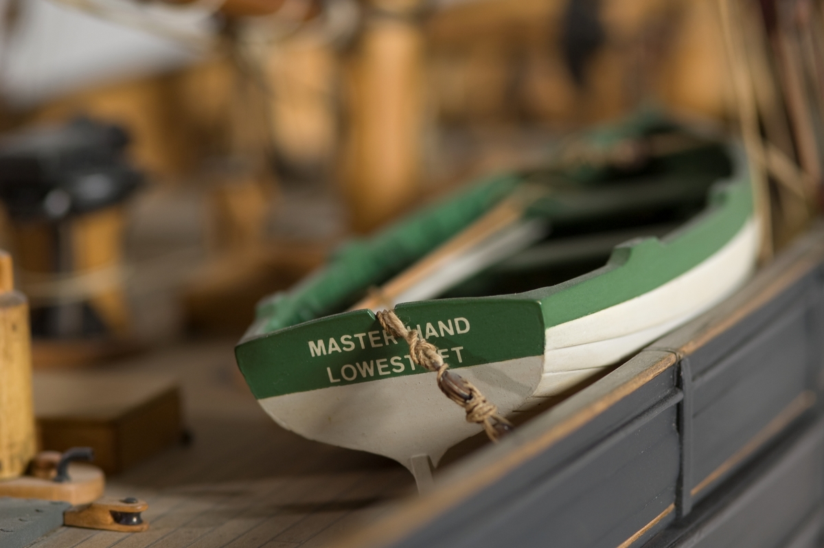 Modell i skala 1:25,4 av kuttern MASTERHAND. Modellen är en exakt kopia av originalet som byggdes 1920 i England. Detaljerna i skutans inre är utförda med like stor omsorg som de ovan däck. Allt finns på plats, från den lilla spiskroken i kabyssen till skepparens rakspegel ovanför kaminen. Erik Swartberg som byggde modellen berättar: Tre år tog det från kölen till vimpeln i toppen. Men då satt jag ofta uppslukad från åtta på morgonen till två på natten.