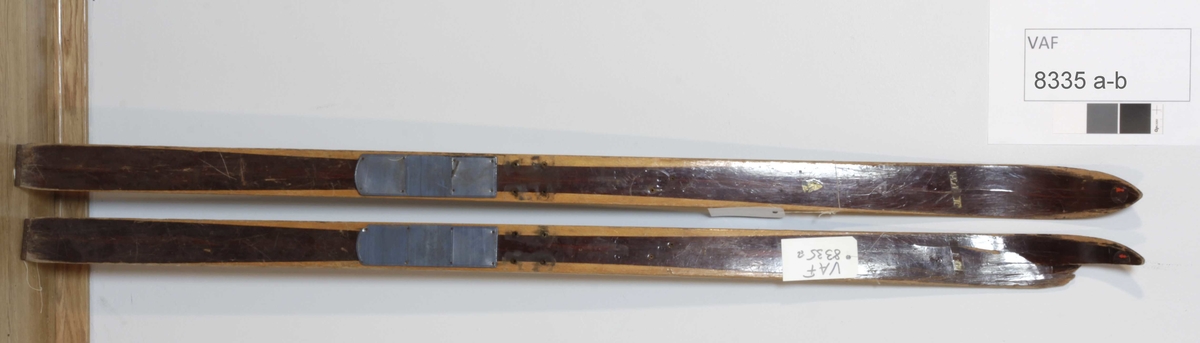 Ski. Svakt avsmalnende, langsgående kile underside. Flat overside. Avrundet tupp, flat bakende med metallforsterkning. Binding mangler. Vinylsåle.