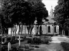 Kyrka och kyrkogård.
