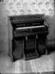 Orgel.
L. Sundquist och Boström Orgelfabrik & Musikaffär.
Olaigatan 13, Örebro.