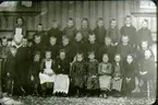 En skolklass 1892. Torsten Wahl, Anna Manfred. Stava Bengtsson. Lisa Westerlind. Lisa G-son (stans stat). Elin Mörk. Hulda Tivenman Victoria J-son (Brodd) Bestorp. Ellen Fogelqvist (syster till Mandus fru). Axel Persson. Emilia Lund, lasarettet. Gust. Hellström, polis. Victor Sandgren. Augustson, Wilhelmsro. Osk. Fredholm (Åblads hus). Signe Fr-son, stat, Sikagården, kusin med Harriet. Gunnar Bobäck, Lunnagården. Gunna-Stava Johan i Bestorp. Hj.Jonsson, stskrl R.Adolf A-son (pojka-Tildas). Anna Lindgren. Carl Wallén. Erik Bengtsson. Isak Haglund. Carl Bill. Knut Sand. Oskar A-son. Oscar Sv-son, Sveas bror, John N-son, kakel.