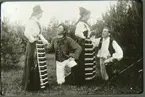 Medverkande i Planteringsförbundets sommarfest 1897. Från vänster: fröken Hildur Petersson-Nyborg, stationsskr. Carl Lagergren, fröken Hilma Ericsson gift Forssberg, köpman Viktor Strömberg .