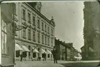 Storgatan, vid S:t Olofsgatans korsning. T.v. hörnet av  Jouvins hotell. I förgrunden Bruno Larsson på spritbolaget.