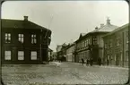 Storgatan, från Stora torget . I förgrunden t.h. Thulinstomten.