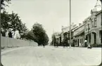 Järnvägsgatan 2-14. T.v. trafikinspektörens hus med omgivande trädgård.