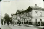 Rantens hotell åt bangården, med bl.a. järnvägstjänstemän på perrongen.