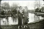 Svandammen på Mösseberg. Från vänster: Märta Myrberg, Greta Johansson.