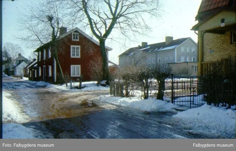 Repslagaregatan i höjd med nr 33, från sydost