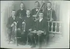 Järnvägsmännens musikkår. Från vänster: stående: Per Sköld, Carl Noring, Oskar Gustavsson. Sittande: Erik Larsson, Rick och Albin Sahlgren.