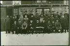 Personalen vid Rantens snickerifabrik 1910. Översta raden: 1 - 8 okända, 9. Lindström, 12. August Karlsson, 10. Jakob Björk. 11. Fagergren. Mellersta raden: 3. Gustav Lager, 4. Almén, 6. Axel Andersson, 7. Molin, 8. Gustavsson, 9. Gustavsson, 10. Stenström, 1. Viktor Molin. Främsta raden, sittande: 1. Lander Gustavsson, 4. Disp.  Victor Karlson, 3. Albin Karlson, 6. Lenberg, 10. stående, Förman G. Johansson.