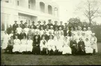 Gruppfoto Mössebergs Sanatorium.Översta raden: 1. Maskinisten Andersson, 2. Wik, 3. E. Karlsson, 4. Mandus Andersson. 5. Birger Thorin, 6. ?, 7. Högberg, 8. Nyblom, 9. Karl Gustavsson, 10. ?  11. ? 12. ? 13. Nilsson, 14. polis Fahlgren. Andra raden uppifrån: 1. Elna Larsson, 2. Vera Skatt, 3. Kajsa Bergsten, 4. Anna Eriksson, 5. Karin Johansson, 6. Linnea Ljus, 7. Maja Tidell, 8. ? 9. Ellen Karlsson, 10. Agnes Karlsson, 11. Agnes Lindkvist, 12. Vera Karlsson, 13. Karin Palmén, 14. Svea, 15. Marta Malmström, 16. ?  17. Signe Dahlén, 18. Agnes Johansson. Tredje raden: 1. ?, 2. Anna Andersson, 3. Karl Persson, 4. Herbert Palman, 5. Sjöblom, 6. Alf Johansson, 7. Arvid Andersson, 8. Åstrand, 9. Märta Karlsson, 10. Stina,  11. ? 12. ? 13. ?. Fjärde raden uppifrån:1. Tidholm, 2. Karin Olsson,  f. Lindgren, 3. ? 4. Fru Hahne, 5. Fru Odner, 6. Dr Frumeri, 7. Dr Garby, 8. syster, 9. kamrer Andersson, 10. Sivert, 11. Ella Strömbäck, 12. ?.