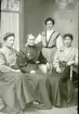 Kv. Kopparslagaren, Gruppfoto. omkr. 1925.  fr.v: Hanna Larsson, Alma Larsson, Klara Josefsson, Hulda Jakobsson. De var alla anställda på Falköpings tidning som typografer. Alla har fått medalj utom Hulda Jakobsson som fick senare.