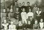 Rantens småskola, skolklass med  lärarinna fröken Maria Josefsson. 1898. Bakre raden, pojkar: Fr. v. 1. Valdemar Eriksson, 2. Robert Sandgren, 3. Signe Malmström, 4. David Johansson, Flickor: 1. Helga Lundin, 2. Inez Bergkvist, 3. Bakom lärarinnan: Märta Nilsson, 4. Lärarinnan, 5. Helga Dahl, 6. Lydia Karlsson, 7. Anna Spångberg, 8. Märta Svahn, 9. Osta Andrésen. Första raden: Sigrid Johansson, 2. Hanna Fahlgren, 4. Ingeborg Johansson, 5. Mary Strömberg, 7. Elsa Öberg. Osäkert om stavning av efternamnet  Andrésen är riktigt. Bild A-1087 är av bättre kvalitet än bild A-1193.