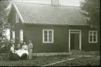 Dotorp, Brogärdet. Från vänster: Karl Gustavsson (1869-1957), fru Anna Sikberg på besök (1871-1949), Karls mor Maja-Greta Pehrsson,  (1835-1917, momor till Bertil Smedberg), Karls syster Elisabeth Gustavsson (1874-1944), Karls syster Natalia Gustavsson (1873-1957). Fotot taget omkring 1915. Lilla boningshuset fanns kvar 1973.