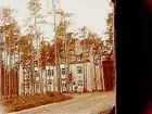 Adolfsbergs Sanatorium, tvåvånings sanatoriebyggnad med inredd vind.
Stereofotografi.