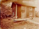 Tvåvånings enkelstuga.
Adolf Persson