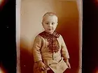 En pojke.
Fotograf Sam Lindskogs son Karl Erik, 3 år.
Bilden tagen våren 1915.