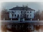 Villa i två våningar, med rund utbyggnad med balkong och veranda. Villans baksida.
Bilden tagen från Stora Holmen (park vid Svartån).
Disponent Axel Bengtsson