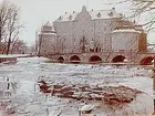 Örebro Slott och Kanslibron.
Två vita svanar i ån.